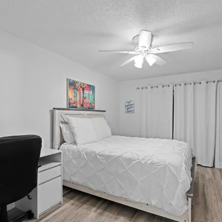 Walk to the Beach/Pool 2/2 Newly Renovated Condo