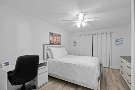 Walk to the Beach/Pool 2/2 Newly Renovated Condo