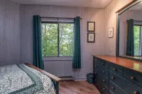 Mid-Century Arty Chalet - 2 Min to Stratton Slopes