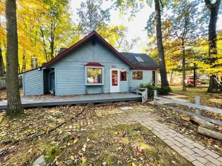 Charming 2-bedroom cottage in welcoming Houghton Lake with Hot Tub, AC, WiFi