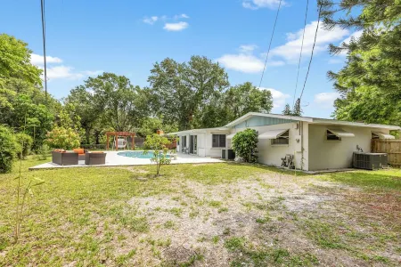 Calm Oasis Home, Pool, Walk to Restaurants