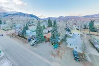Fall Colors 2025 Special! Leaves, Hiking, Biking, Hot Tub, Yard, Downtown!