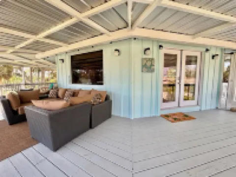 Cozy Treehouse-One-of a Kind Stay-Only 5 Minutes to Beach. Beach Gear Included!