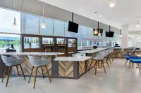 ฮอลิเดย์ อินน์ รีสอร์ต คิสซิมมี บาย เดอะ พาร์คส์ บาย IHG - ที่มีบาร์
