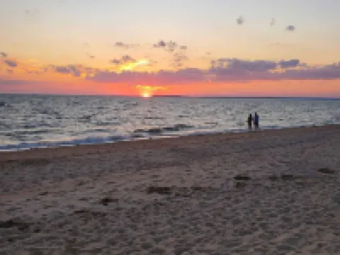 Your Cape Cod respite awaits! 5 minutes walk to quiet bay beach. 伊斯特姆酒店