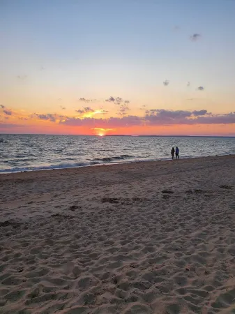 Your Cape Cod respite awaits! 5 minutes walk to quiet bay beach. Отели в г. Истам