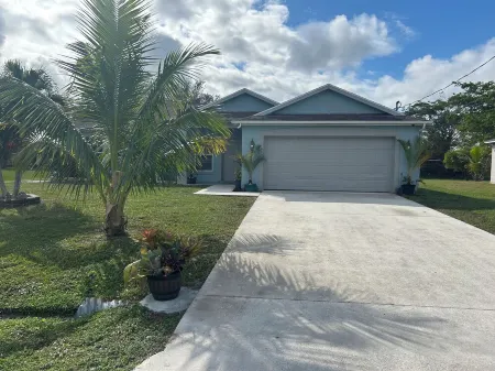 3-bedroom house, 3 bathroom beautiful peaceful home in Port St. Lucie. Отели рядом с достопримечательностью «Зона отдыха Элкс Парк»