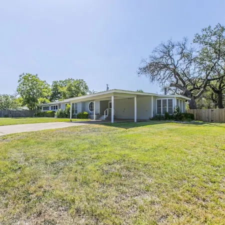 Belle of Belton-Spacious/Central Location/Pool/Hot Tub/Game Room w/ Pool Table