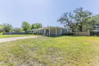 Belle of Belton-Spacious/Central Location/Pool/Hot Tub/Game Room w/ Pool Table