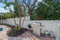 Single Level Home- 1 Minute Walk to the Beach- 5 minute walk to Restaurant/Shops Hotels in Holmes Beach