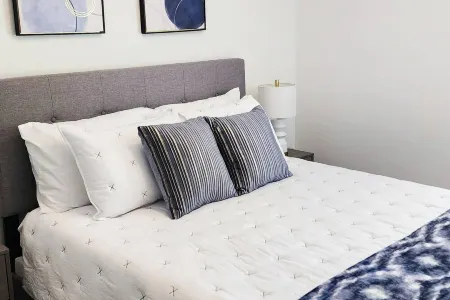 Townhouse mins to UofL & KY Exposition Center Отели в г. Кларк