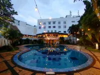 The Sun Hotel Sidoarjo - piscina