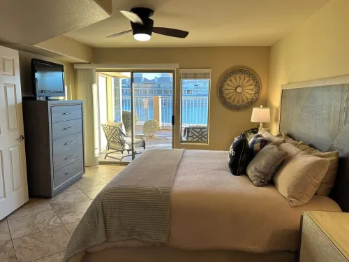Beach Front Luxury Condo near Lake Havasu's London Bridge