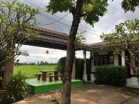 Ban Noi Resort Phrae Hotel dekat Wat Rong Kat Tai