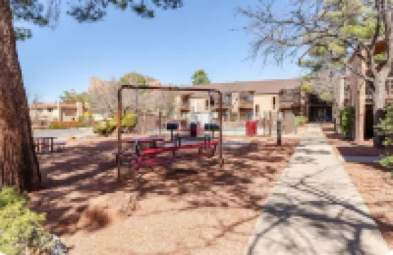 Charming Red Rock Poolside Condo with WiFi, AC in superb Sedona