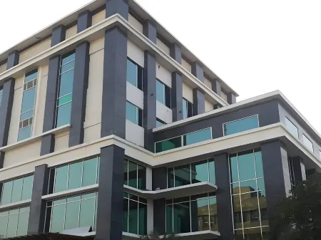 The P L Palace Agra Отели рядом с достопримечательностью «Tomb of I'timād-ud-Daulah»