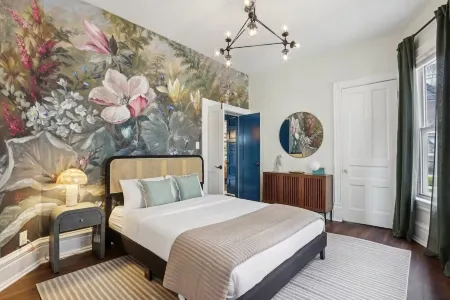 Lakefront Manor MKE - Spacious for groups and steps from beach and downtown Отели рядом с достопримечательностью «UWM English as a Second Language Program»