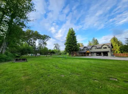 Skykomish River Estate - Private Beach, Sleeps 12, 5 Acres!