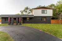 Blackrock Lux ~ High-End Designer Oasis ~ 7min from Airport ~ EV Charger