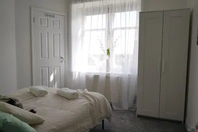 Falkirk City Centre Stylish 2 Bed Flat Hotels in 
