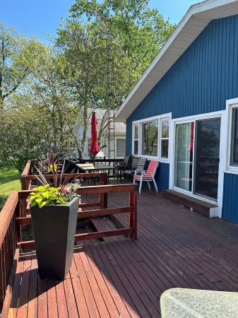 Cozy Koontz lake House right on the water, 30 min to Notre Dame <br>