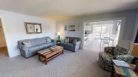 Charming 4-bed cottage with hot tub and stunning lake views in beautiful Logan.