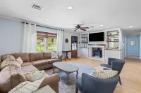 Cozy Sulphur Getaway, Pool & Basketball Court