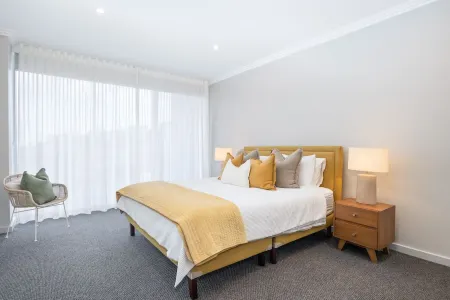 Coastal setting minutes from beach and shops