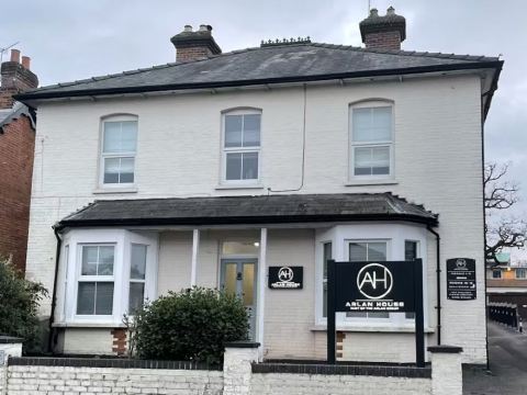 โรงแรมอาร์ลัน โฮส์