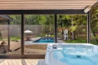 Luxe Family Retreat• Heated Pool, Hot Tub, Near Beach• Perfect Year Round Space Hotels in Berrien County