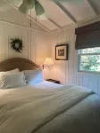 Walk to town Cozy Cottage