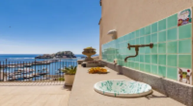 Lachea Seaview Penthouse - Short Lets