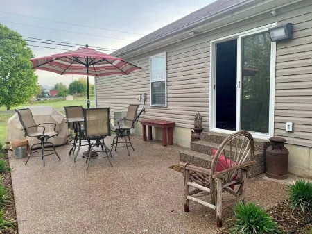 Charming 2-bedroom townhome with High Speed wifi and smart TV’s in Radcliff Отели рядом с достопримечательностью «Заказник Сондерс Спрингс»