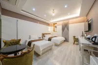 Cygnus Hotel