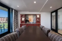 دينيزين هوتل فنادق في ماككيني