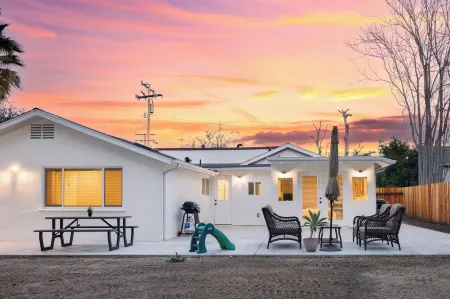 Central Thousand Oaks retreat close to shops & eats! Отели рядом с достопримечательностью «Лейк Шервуд»