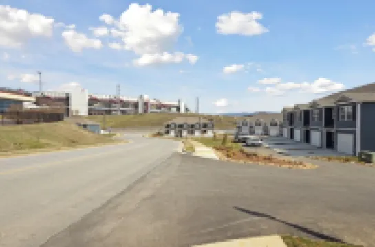 Raceday Getaway, 3BR/2.5BA home right across from Bristol Motor Speedway!