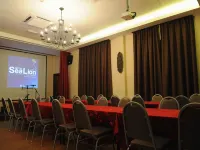 Sea Lion Firefly Concept Hotel Hotel di Api-Api