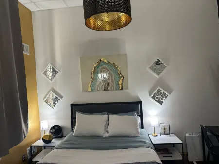 Central Downtown Queen Bed Walk to All Venues