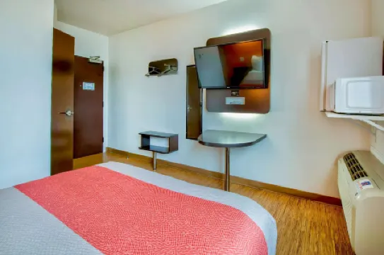 Motel 6 Eagle Pass, TX - Lakeside