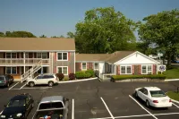 Holiday Hill Inn & Suites - parking