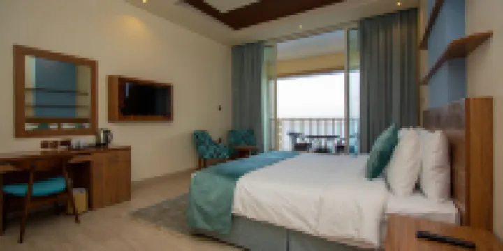 Flamingo Beach Hotel - Premium Studio, 1 King Bed, Balcony, Beach View