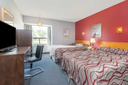 Super 8 by Wyndham Mt Hope Hamilton Intl Arpt on Hotels in Hamilton