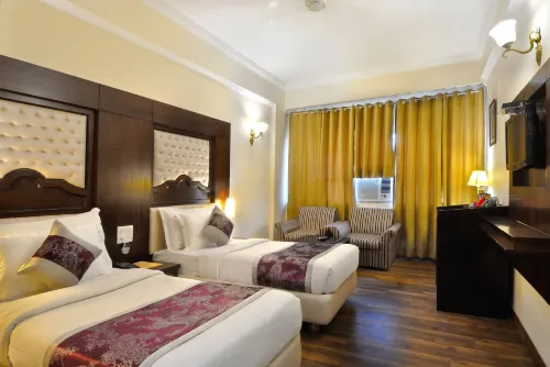 Hotel Solitaire Chandigarh - 10 Mins from Railway Station - Homestays