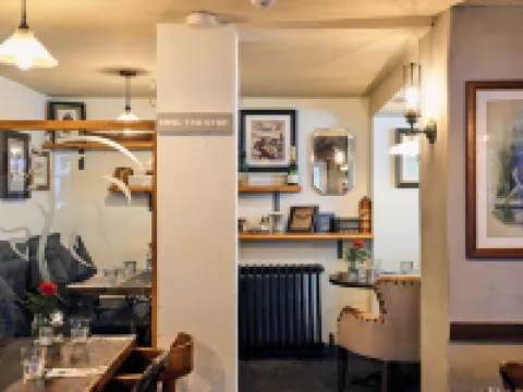 ดิเรดไลออน โรงแรมในHook