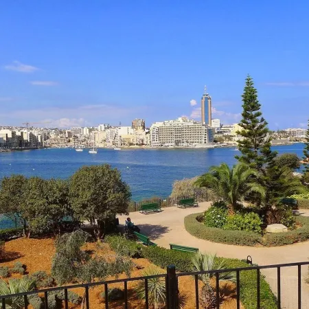 Stylish Seaview Apartment in a Prime Location