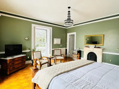 The Hamilton Hoppin House Hotels near Third Beach