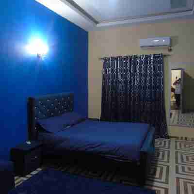 3-Bed Apartment Sleeps 6 - Garden Parking Pets Rooms