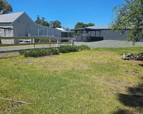 Farm cottage in 2.3 acres. Fully renovated for your comfort. Hoteles en Orbost