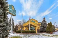 La Quinta Inn & Suites by Wyndham Appleton College Avenue - Pet friendly